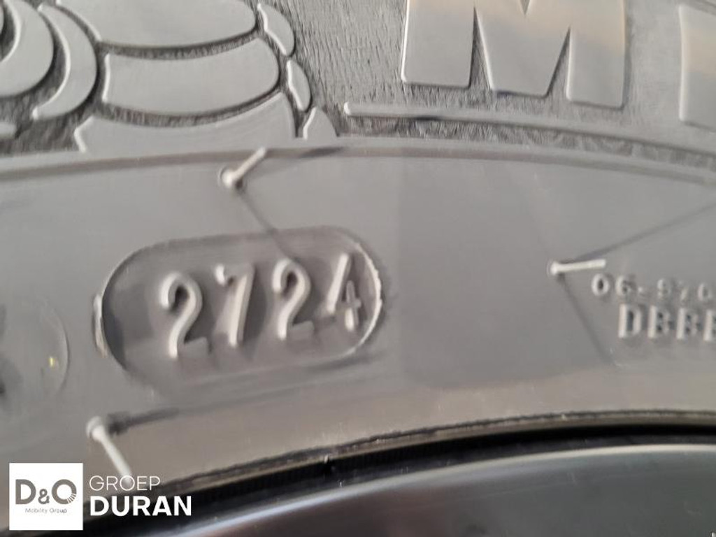 47740587-68.jpg